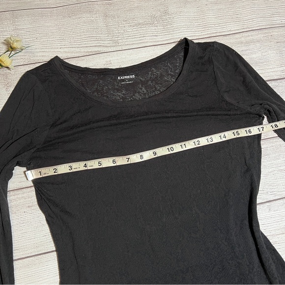 EXPRESS Basic Sheer Print Long Sleeve Top in Gray - Picture 9 of 12